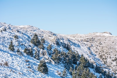 冰雪覆盖下的山蓝天白天
